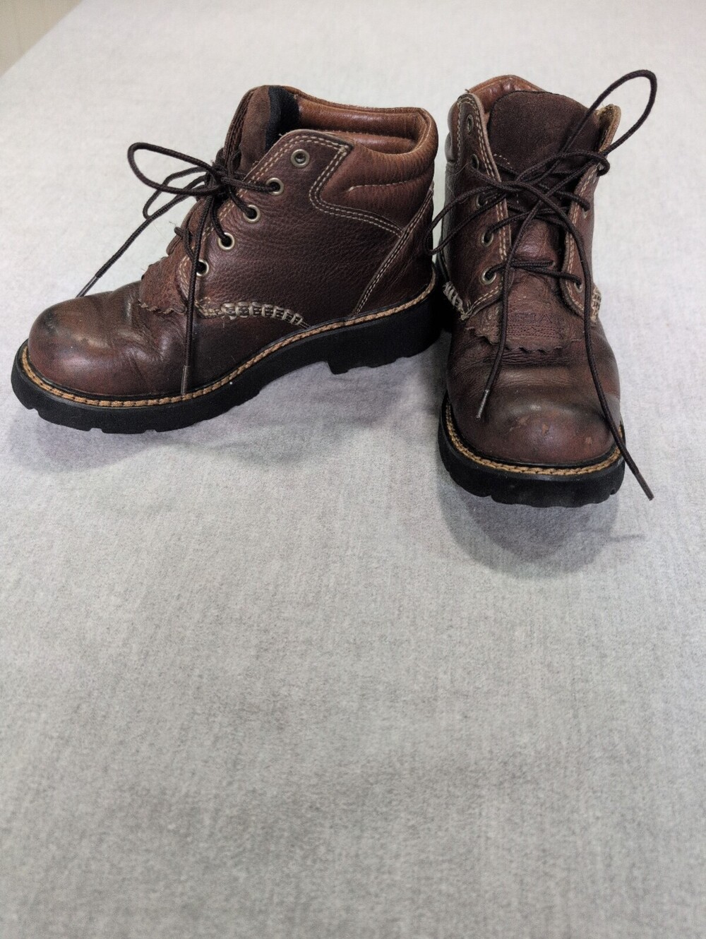 Ariat brown leather lace up ankle boots size 6 B